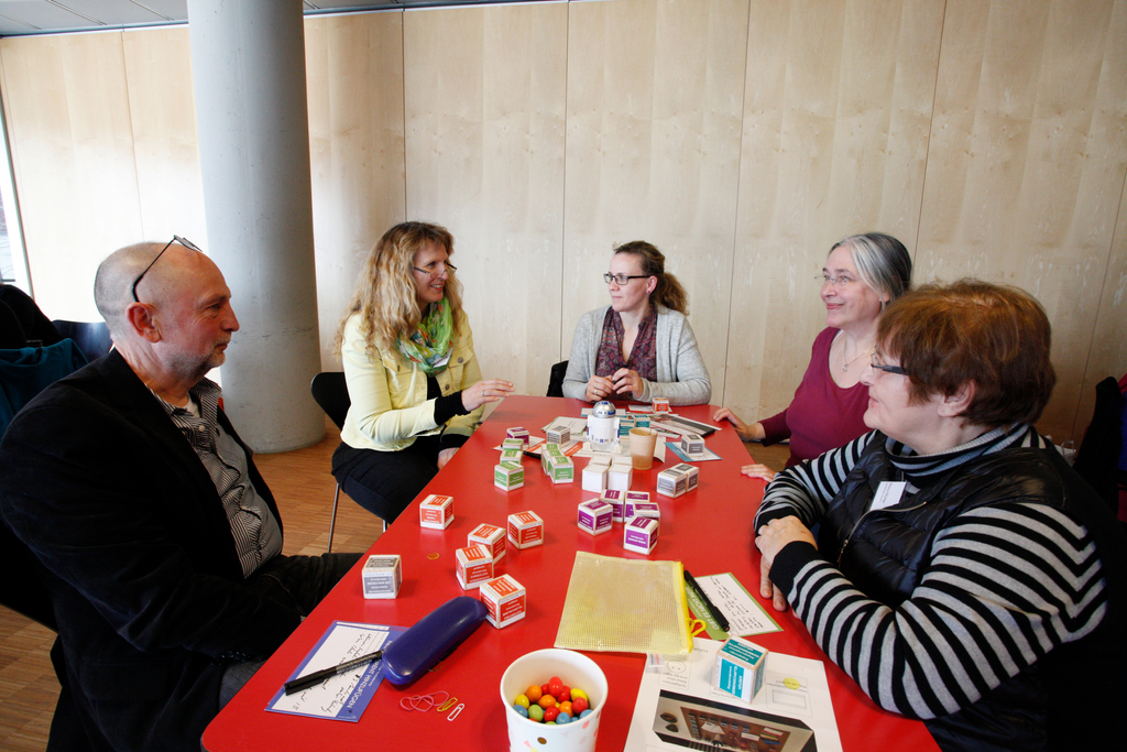 Fünf Personen reden miteinander.