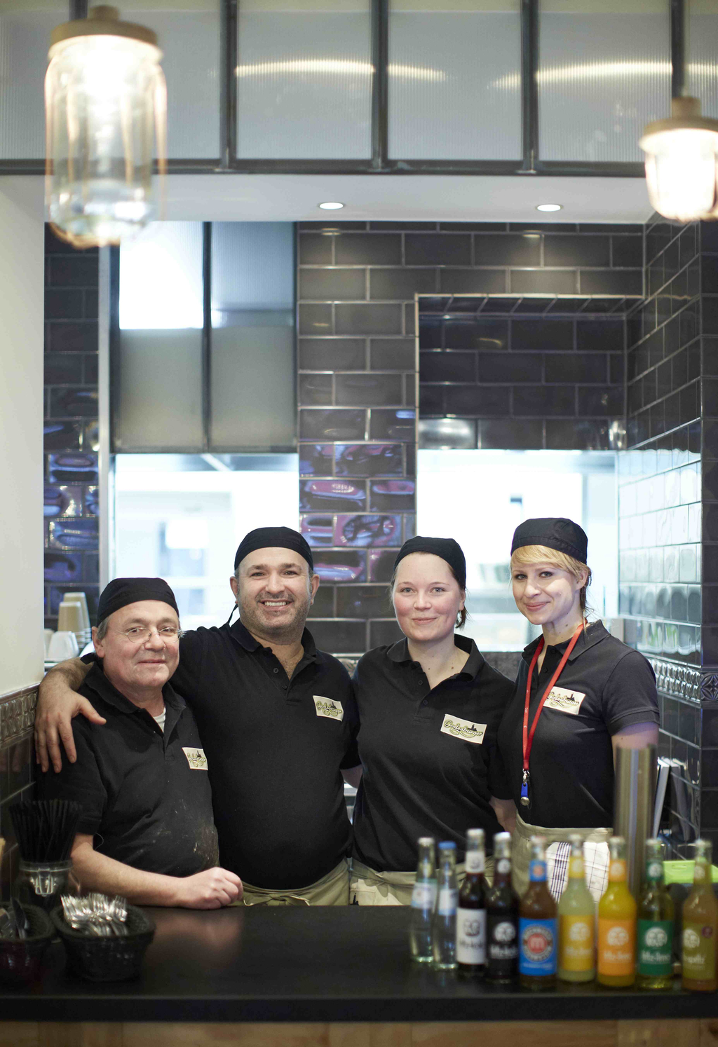 Das Team des Restaurant "Godesburger" steht hinter der Theke