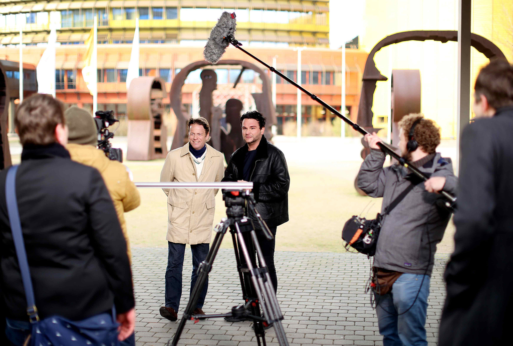 Aktion Mensch-Botschafter Rudi Cerne und Gebärdendolmetscher Rafael Grombelka mit ZDF-Fernsehteam