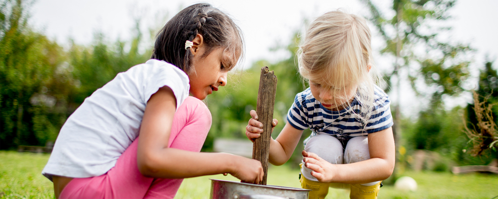 Zwei Kinder spielen.