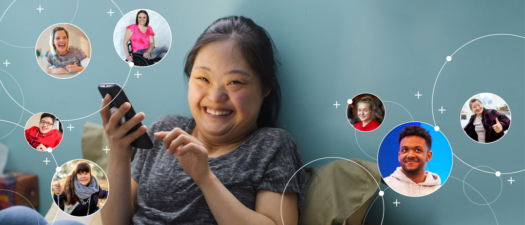 Ein Mädchen mit Downsyndrom sitzt mit ihrem Smartphone in der Hand auf ihrem Bett. Um sie herum schwirren Blasen mit den Bildern von jungen Menschen mit und ohne Behinderung.