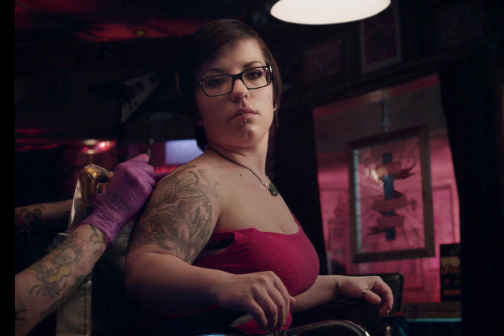 Frau lässt sich die Schulter tätowieren