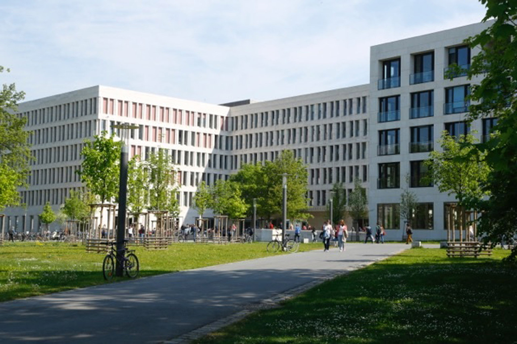 Ein großes Gebäude, zu dem ein gepflasterter Weg führt