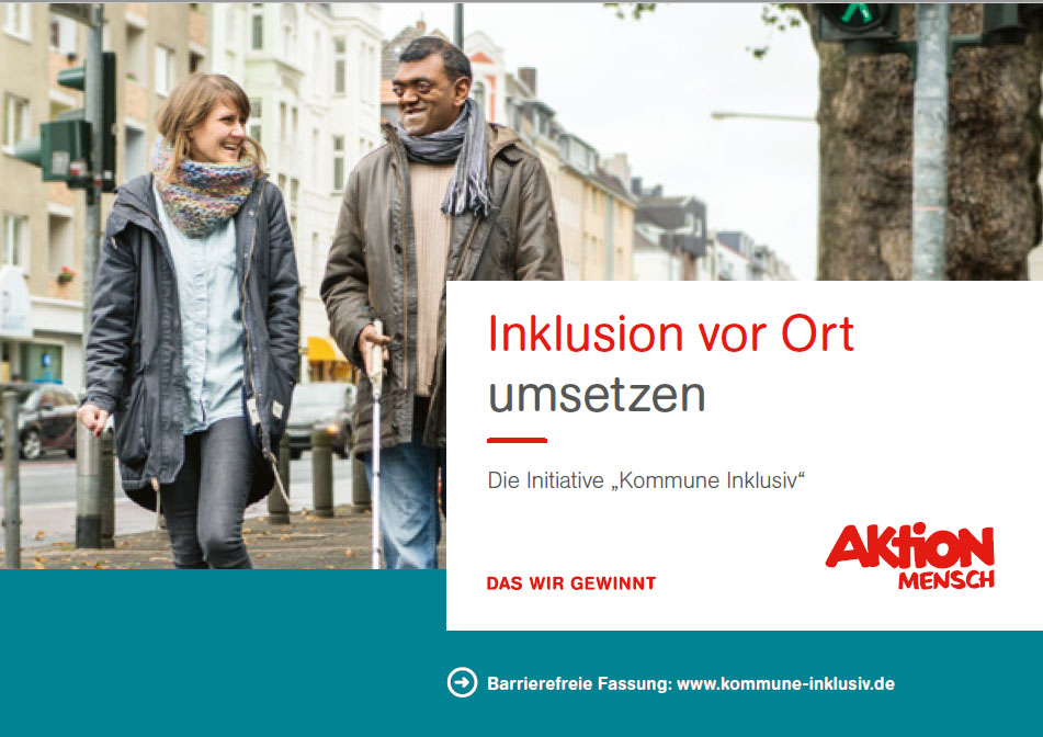 Titelbild einer Broschüre, Eine Frau und ein Mann gehen in der Stadt spazieren und lachen sich an. Der Mann hat einen Blindenstock in der rechten Hand. Davor ist der Titel der Broschüre zu sehen: Inklusion vor Ort umsetzen