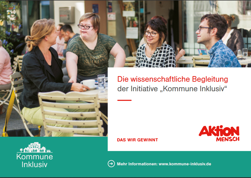Titelblatt der Broschüre "Die wissentschaftliche Begleitung der Initiative Kommune Inklusiv". Menschen sitzen an einem Tisch und unterhalten sich.