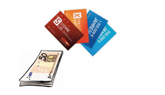 Lotterielose und ein Stapel Geldscheine