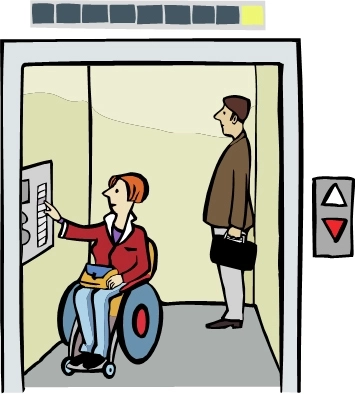 Rollstuhlfahrerin benutzt einen Aufzug
