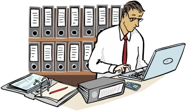 Mann arbeitet an einem Computer im Büro