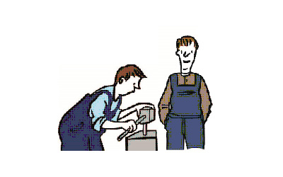 Mann arbeitet an einer Werkbank, ein anderer Mann steht daneben