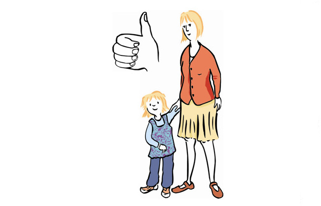Frau hält ein Kind an der Hand und die Abbildung eines hochgestreckten Daumens