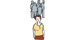 eine Frau steht vor einer Menschenmenge, die nur als Schatten zu sehen sind