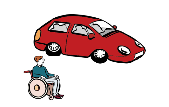 ein Rollstuhlfahrer steht neben einem roten Auto