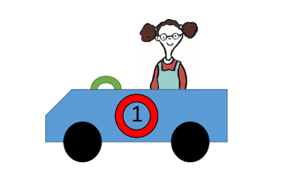 Mädchen sitzt in einem Seifenkistenauto