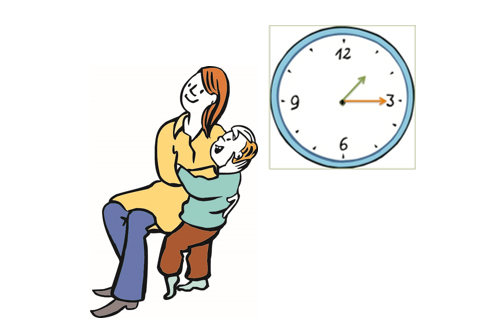 Frau hält ein Kind im Arm, daneben ist eine Uhr