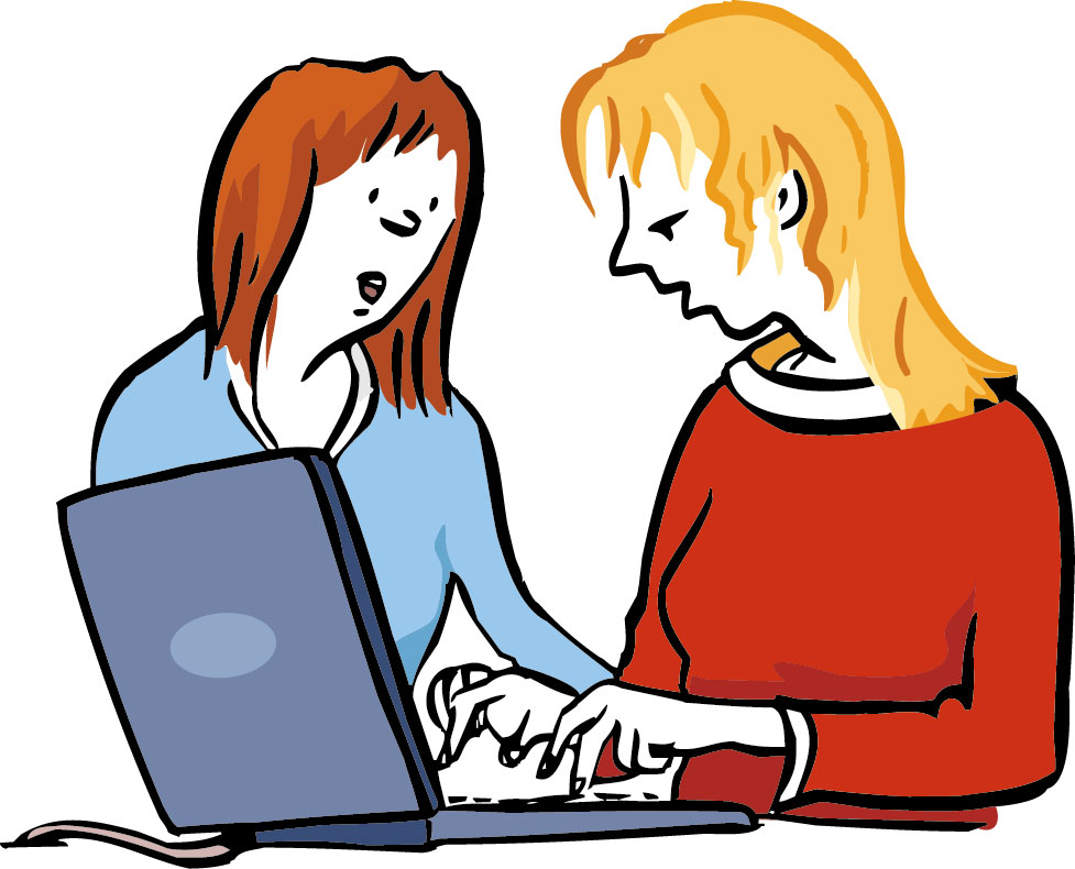 Frau erklärt einer anderen Frau wie ein Computer funktioniert