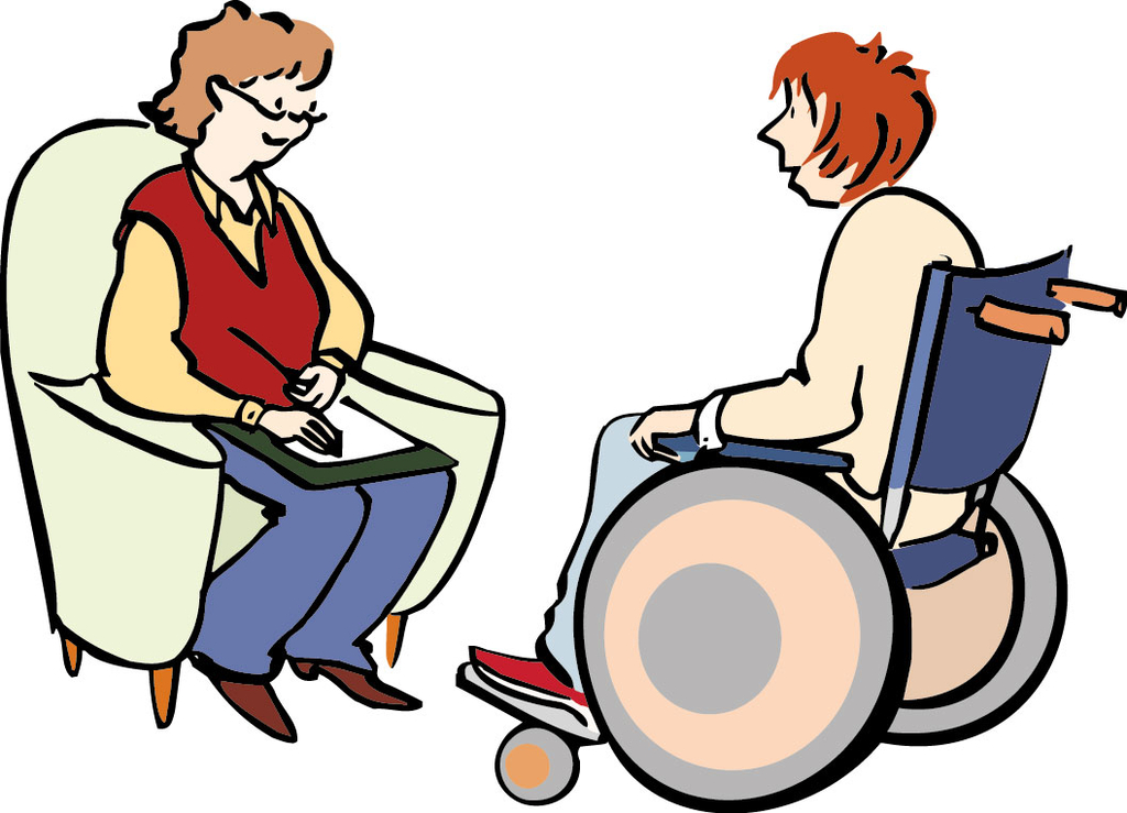 Frau im Rollstuhl und eine Frau im Sessel sitzen sich gegenüber 