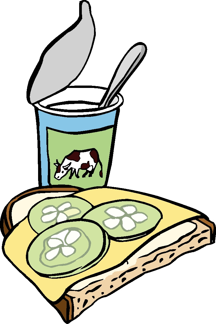 ein mit Käse und Gurkenscheiben belegtes Brot und ein Becher Joghurt