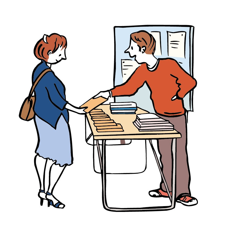 Mann steht hinter einem Tisch mit Informationsmaterial. Er gibt einer Frau eine Broschüre.