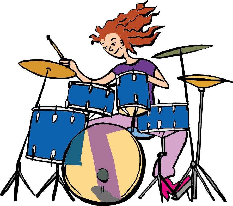 Frau spielt Schlagzeug