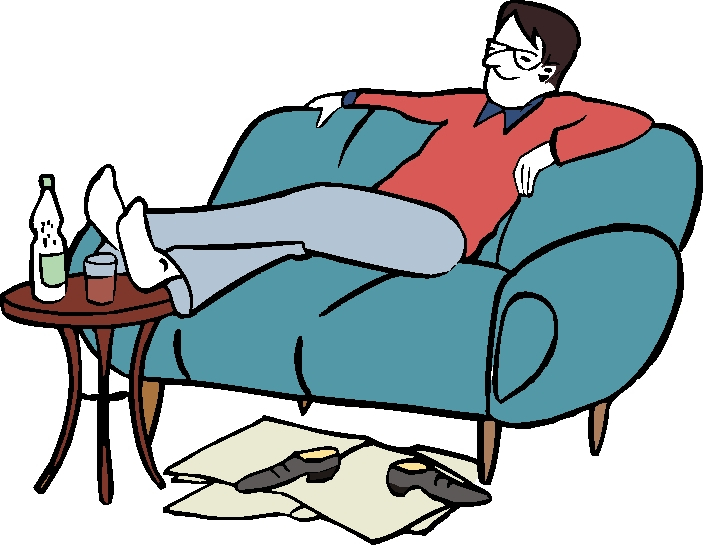 Mann sitzt gemütlich auf dem Sofa und hat seine Füße, ohne Schuhe, auf einen Tisch abgelegt
