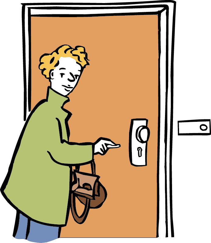 Frau öffnet mit einem Schlüssel eine Wohnungstür