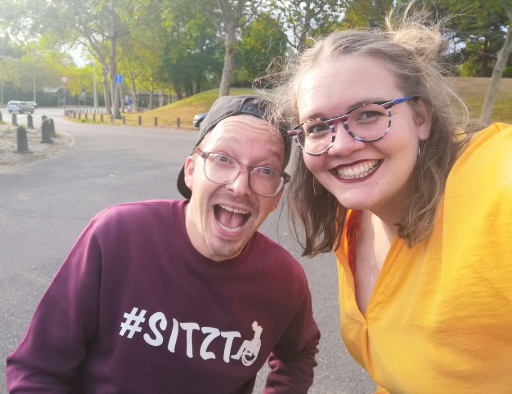 Dennis und Tamara lachen in die Kamera.