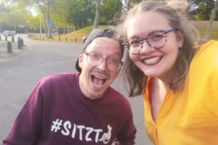 Rapper Sittin Bull und Sängerin Tamara lachen in die Kamera.