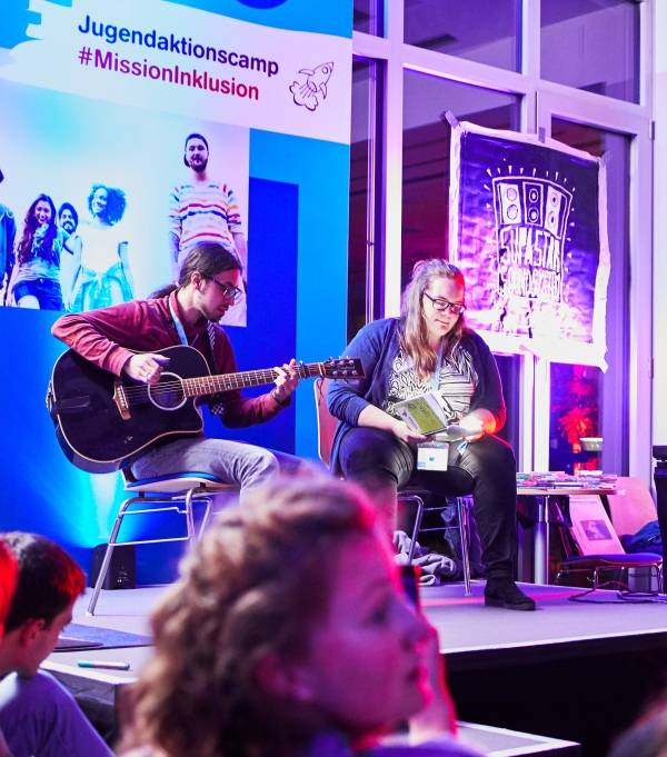 Die Jugendcampteilnehmer Yasha und Tamara präsentieren den Bunt-Song zum ersten Mal auf einer Bühne.