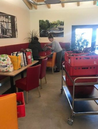 Zwei Frauen stellen Lebensmitteltüten für Bedürftige zusammen.