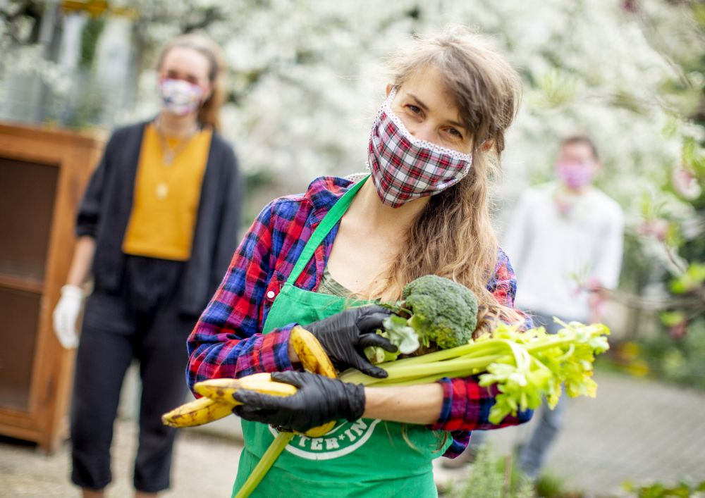 Eine Frau mit Gemüse beim Foodsharing Darmstadt.