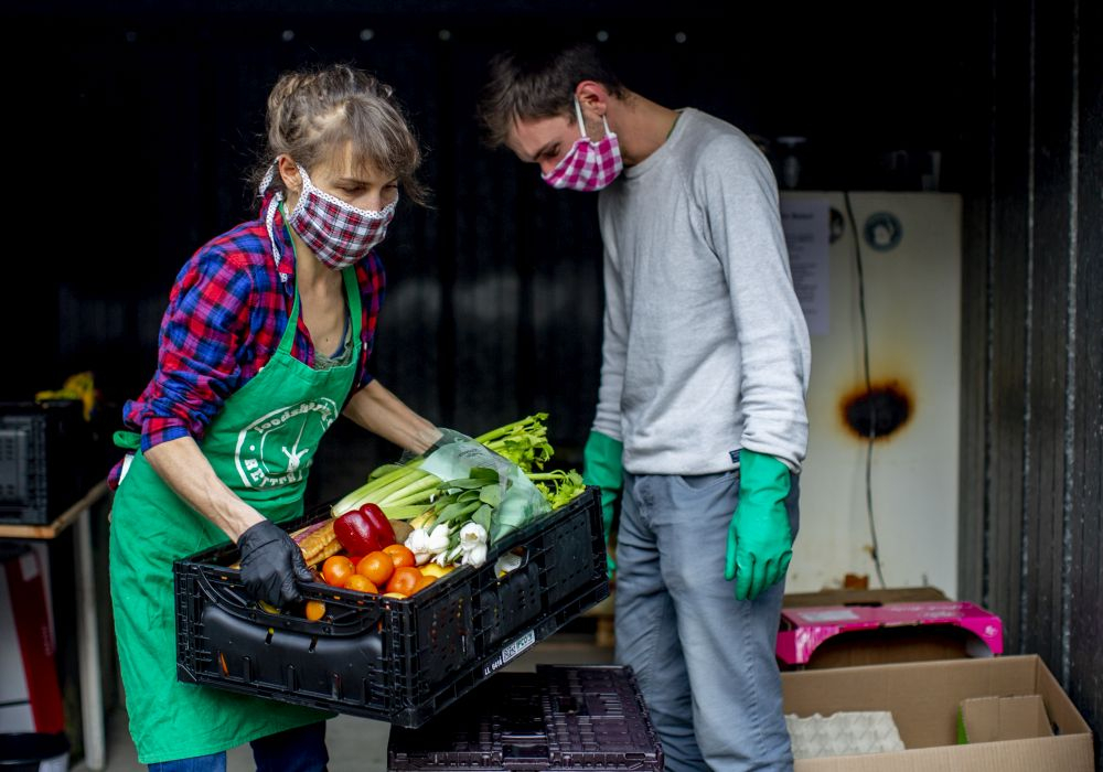 Zwei Personen bei der Essensausgabe Foodsharing Darmstadt.