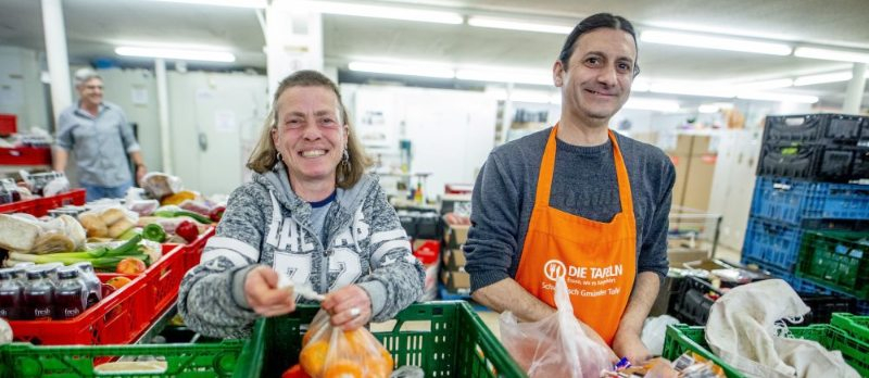 Zwei Helfer*innen im Projekt "Schwäbisch Gmünd hilft" bei der Lebensmittelhilfe.