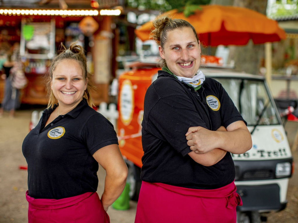 Ein Mitarbeiter und eine Mitarbeiterin des Café-Treffs stehen vor dem Kaffeemobil.