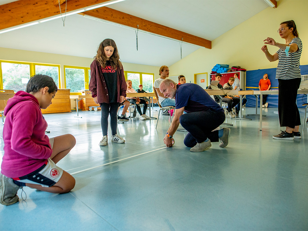 Eine Gruppe von Schüler*innen bereitet ein Projekt vor.