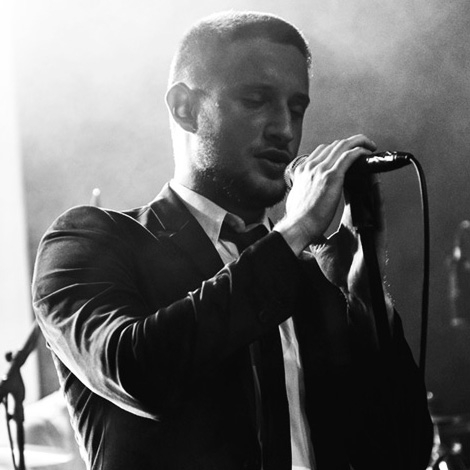 Nahaufnahme von Teesy am Mikro, schwarz-weiß