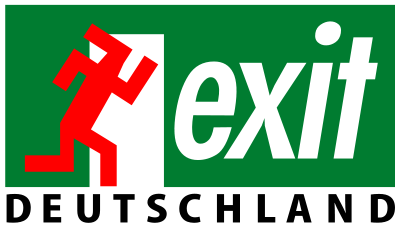 Exit Logo vor grünem Hintergrund: Rotes Strichmännchen mit Hakenkreuz-Optik, das aus einer Tür rennt, neben der groß EXIT steht.