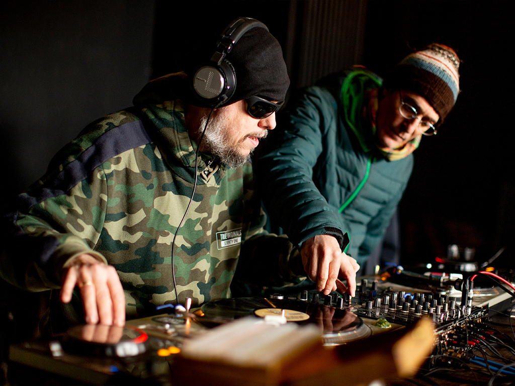 Zwei DJs arbeiten an den Plattentellern.