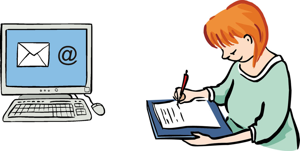 Ein Computer und eine Frau, die schreibt.