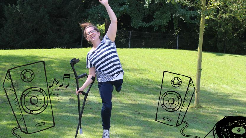 Eine Collage mit zwei Bildern. Links zu sehen sind eine Frau mit Beinprothese und ein kleines Mädchen. Rechts eine Frau mit einem Bein und zwei Krücken, die jubelt.