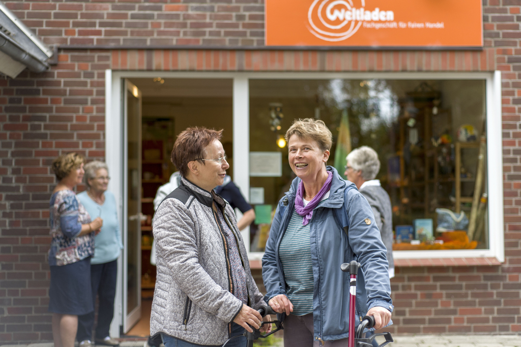 Claudia Kaube unterhält sich mit einer anderen Frau