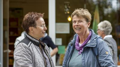 Claudia Kaube unterhält sich mit einer anderen Frau
