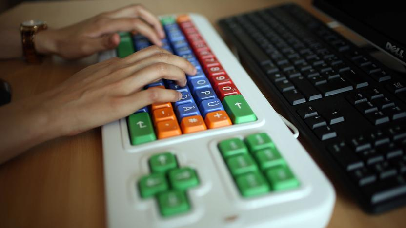 Hände an einer Spezial-Tastatur.