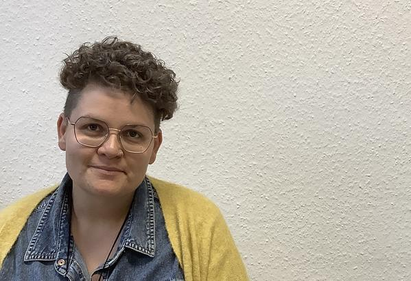 Bianca Rilinger, eine junge Frau mit kurzen Haaren und Brille.