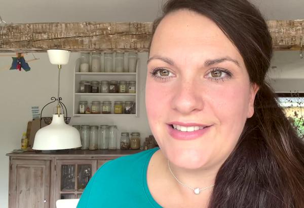 Dr. Lea Schulz, eine junge Frau mit langen dunklen Haaren, lächelt in die Kamera.