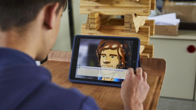 Ein Junge schaut sich etwas auf einem iPad an.