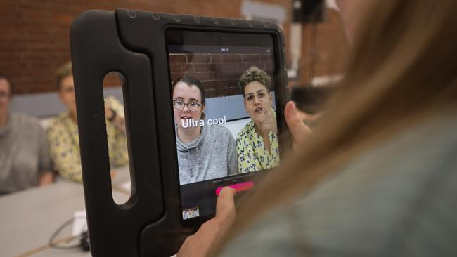 Bianca Rilinger und eine junge Frau sitzen nebeneinander und werden von einer Tablet-Kamera aufgenommen. Man sieht sowohl die Originalszene als auch die Kamera-Perspektive des Tablets.