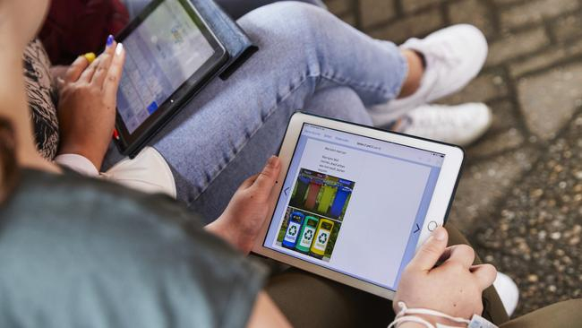 Hände, die Tablets fest halten.