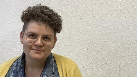 Bianca Rilinger, eine junge Frau mit kurzen Haaren und Brille.