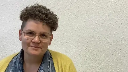 Bianca Rilinger, eine junge Frau mit kurzen Haaren und Brille.