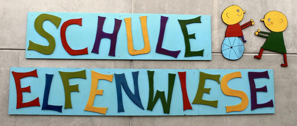 Der Schriftzug der Schule Elfenwiese. 